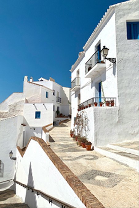 Calle de un pueblo blanco andaluz