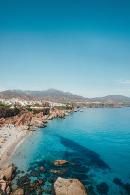 Cala de aguas turquesa en la costa de Málaga